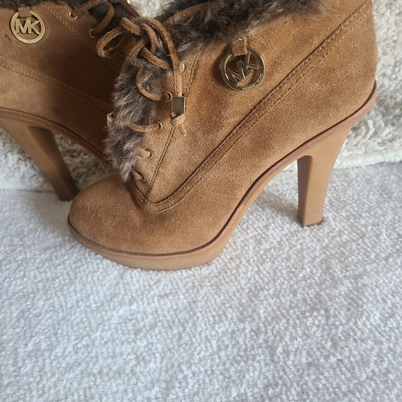 Micheal Kors tan heeled fur boots - Picture 2 of 11